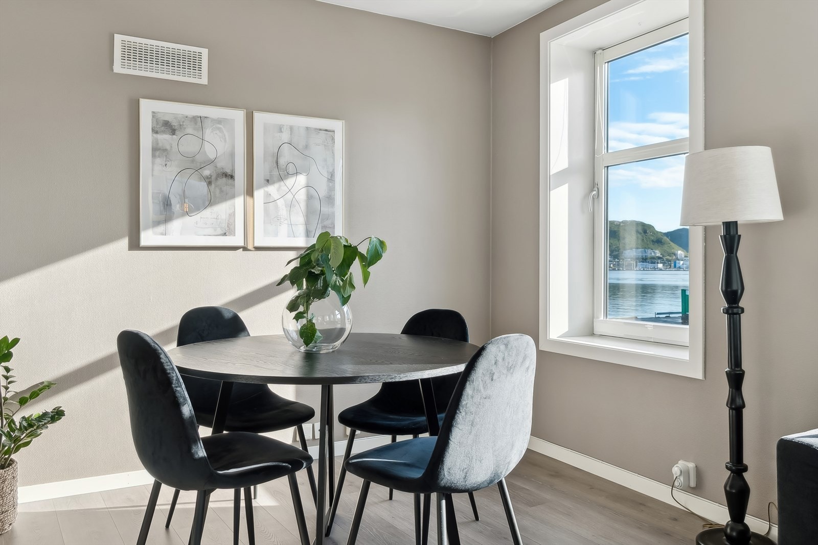 Rommet er av god størrelse og har plass til en spisegruppe Galleribilde