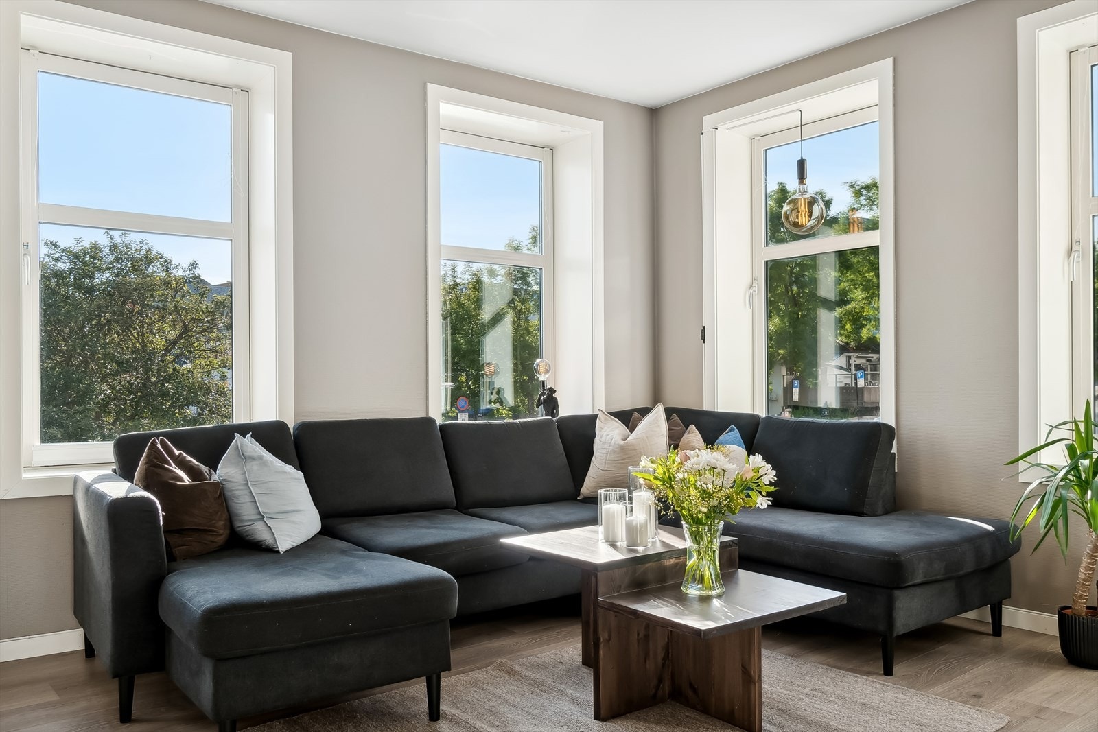 God plass til en hjørnesofa med et stuebord, og et tv-møbel i andre enden Galleribilde