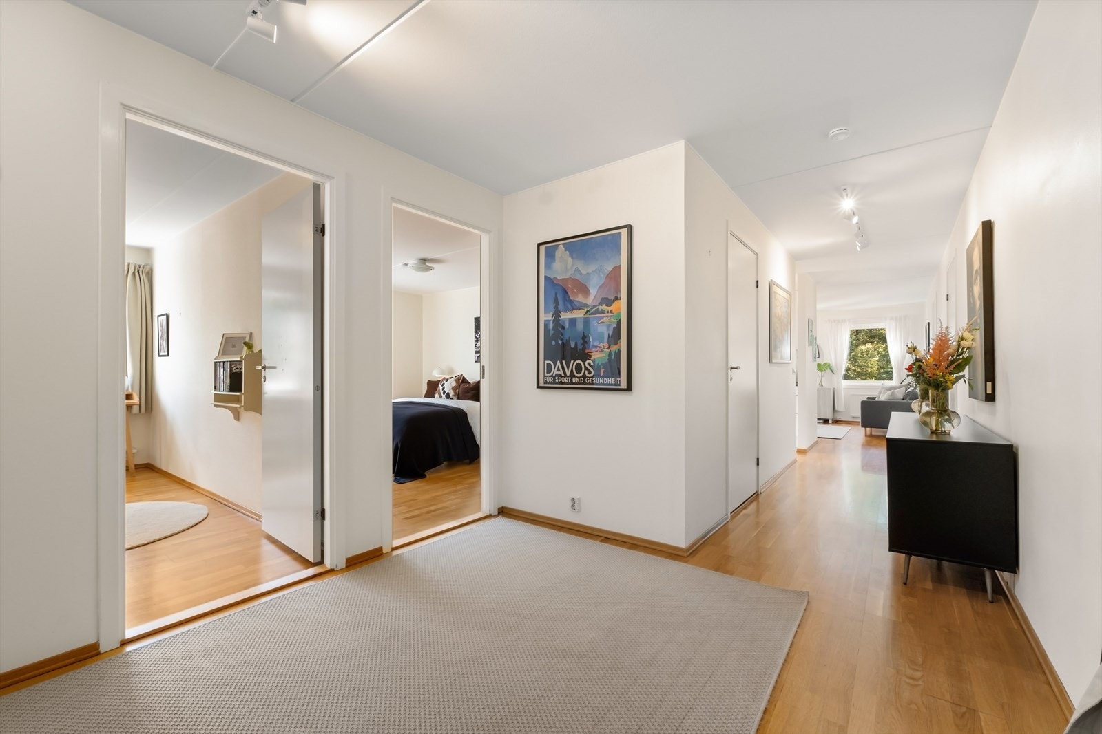 Romslig hall/inngangsparti med stor skyvedørsgarderobe Galleribilde