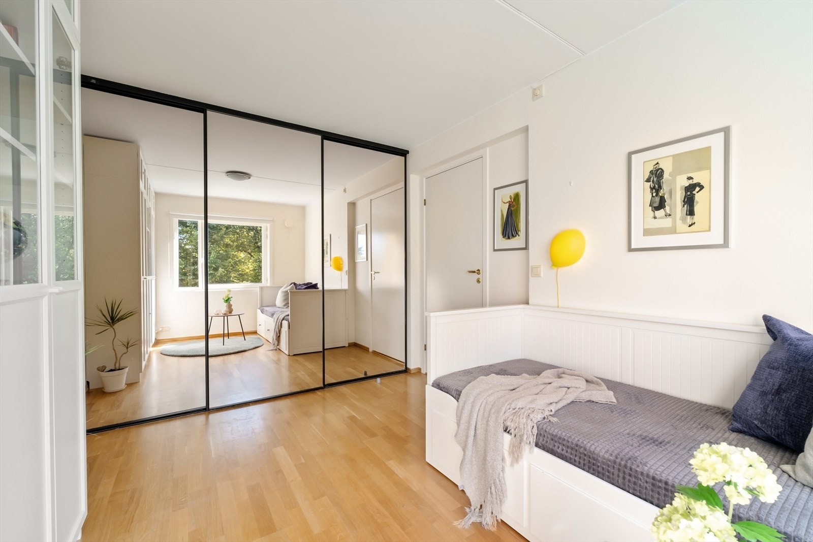 Fra soverom 3. med romslig skyvedørsgarderobe Galleribilde