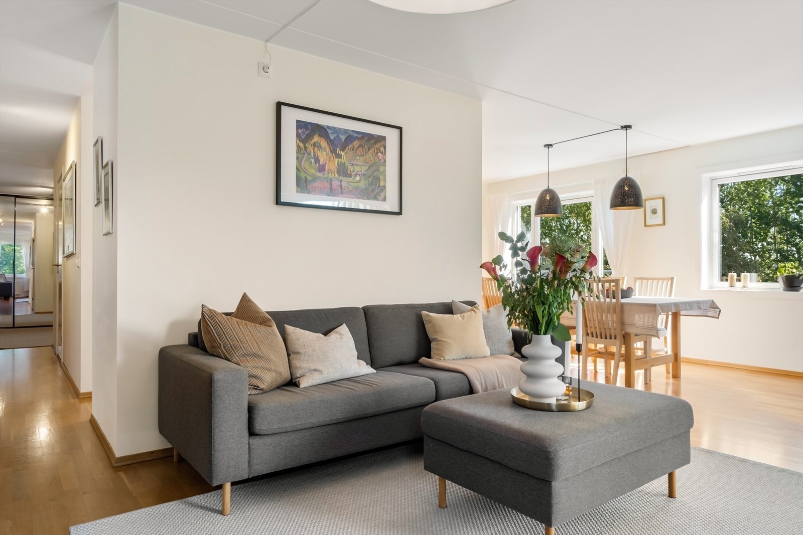 Fra stuen med lys inn fra 2 sider Galleribilde