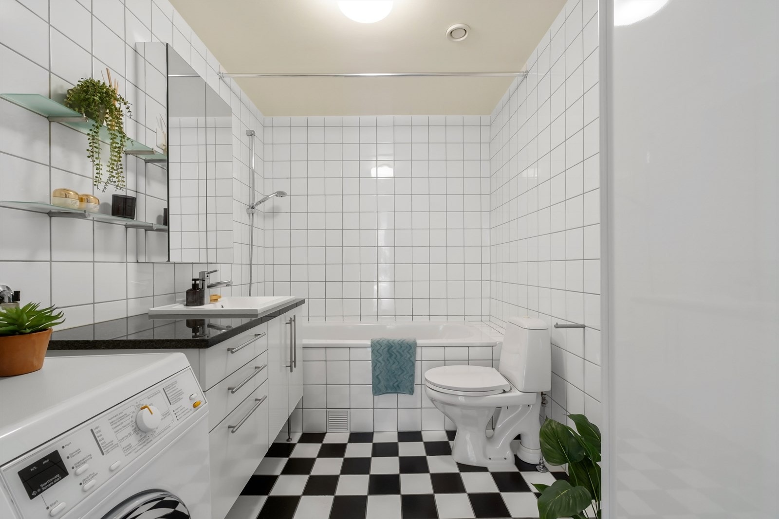 Fra badet med innfliset badekar med dusjløsning. Varmekabler i gulv Galleribilde