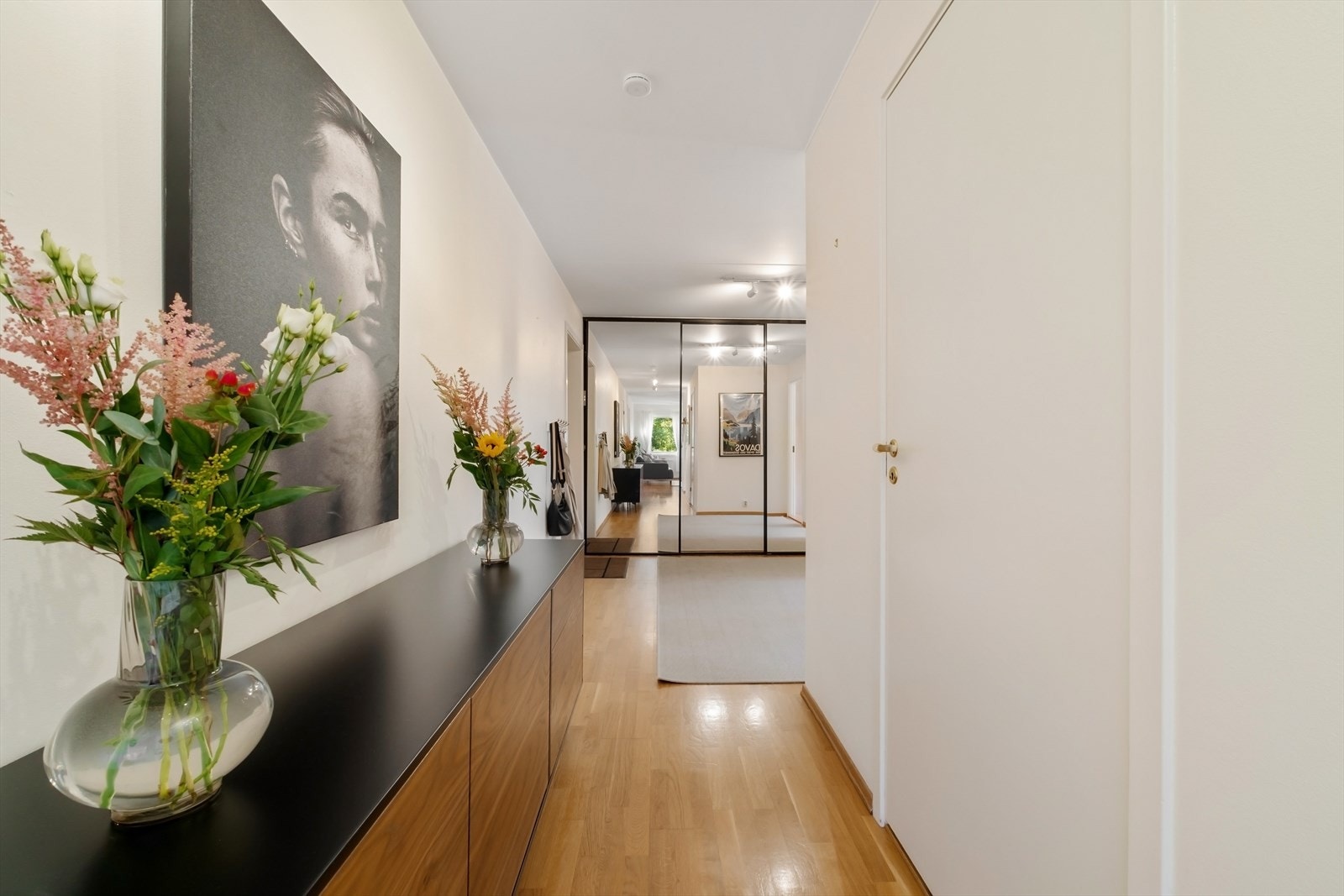 Mot hall fra stuen (skyvedørsgarderobe i ende av bilde) Galleribilde