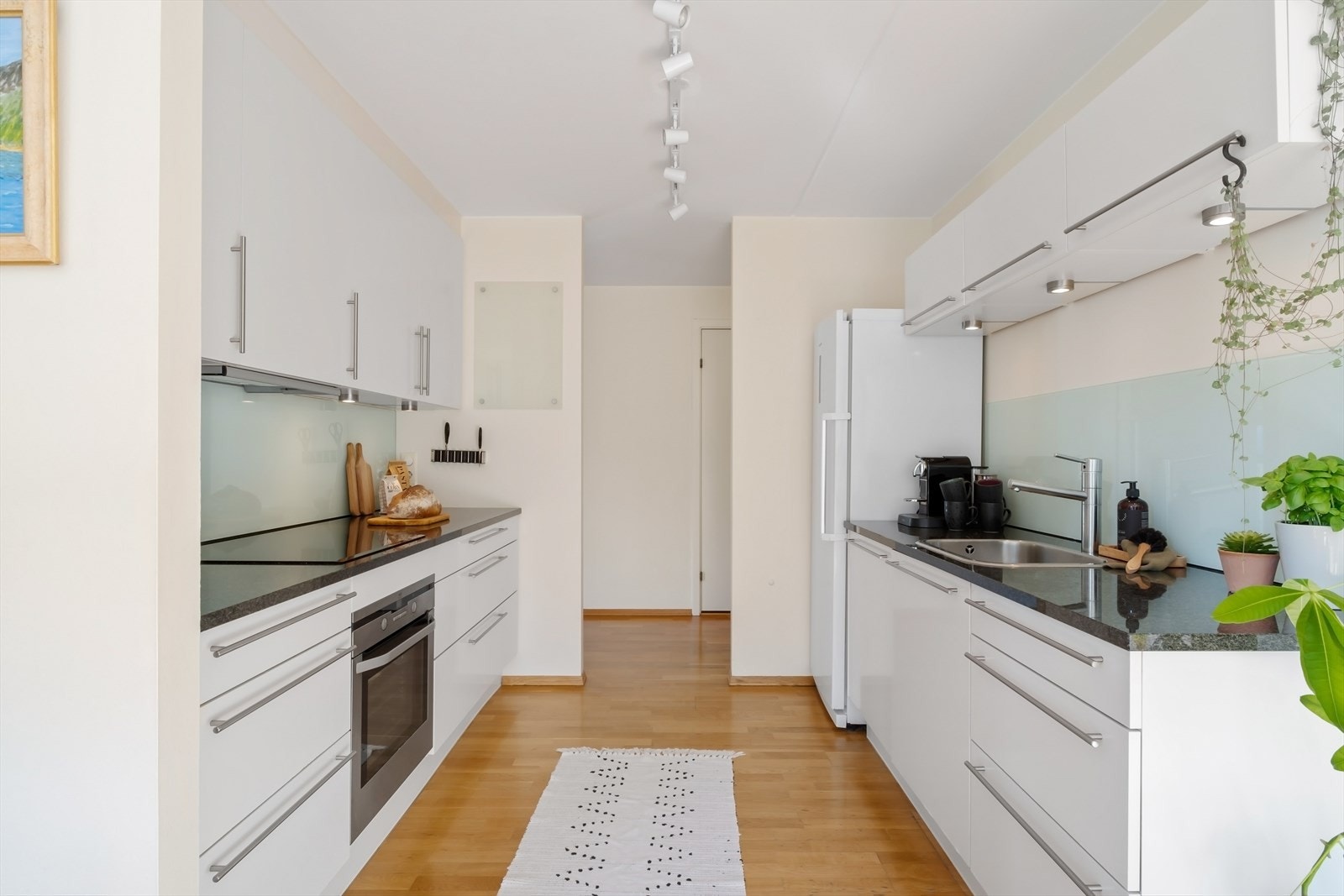 Fra kjøkkenet med praktisk tilgang til entré/hall Galleribilde