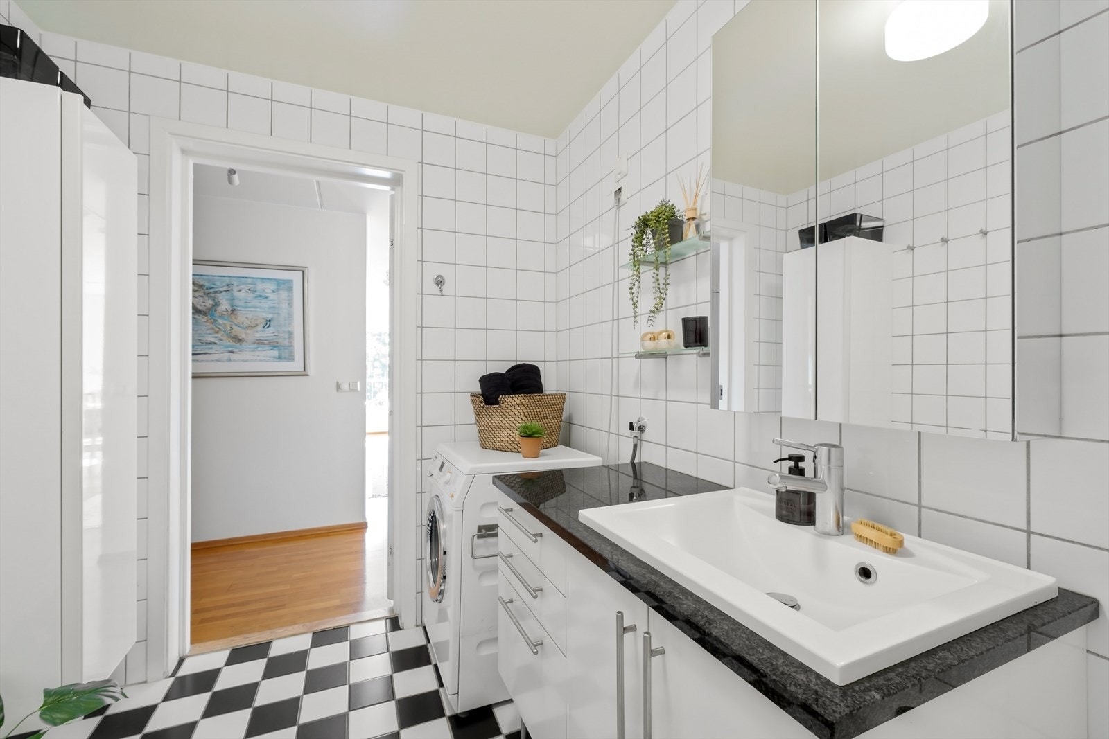 Velholdt bad med romslig servantskap og opplegg til vaskesøyle Galleribilde