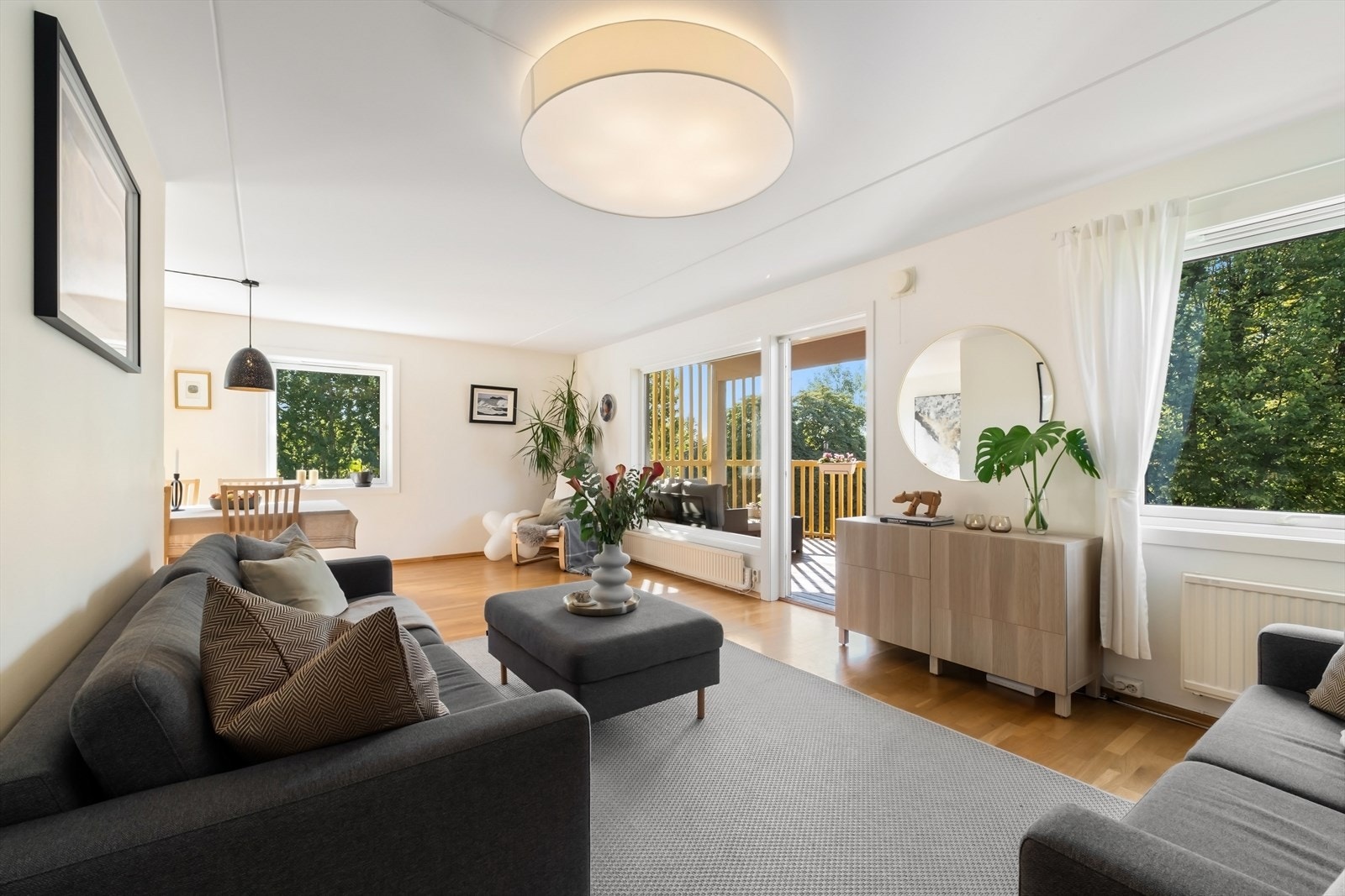 Velkommen til en flott beliggende 4-roms hjørneleilighet i 3.etg. Lys og luftig vinkelstue med utgang terrasse Galleribilde