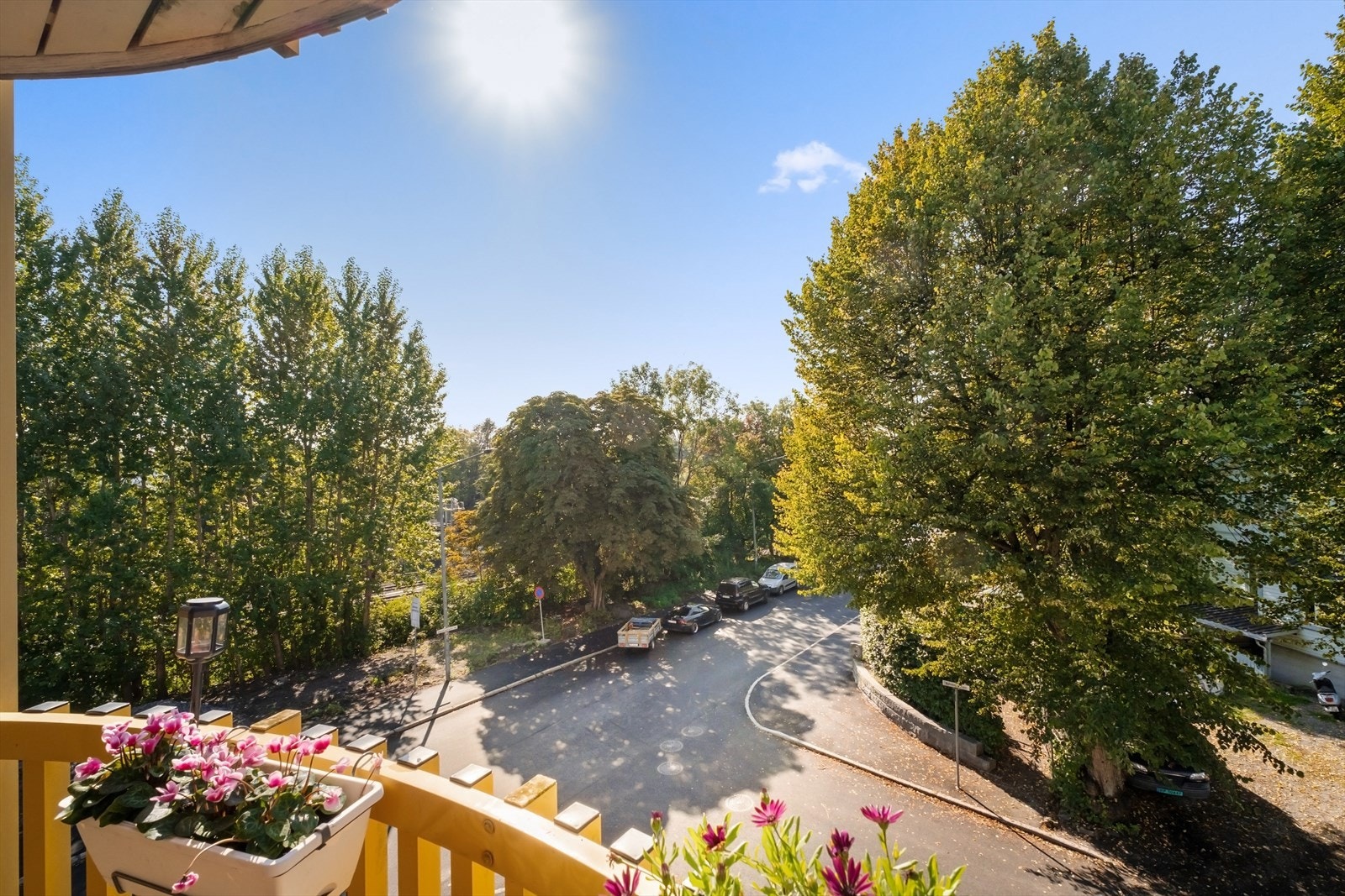 Utsikten fra terrassen. Meget gode solforhold Galleribilde