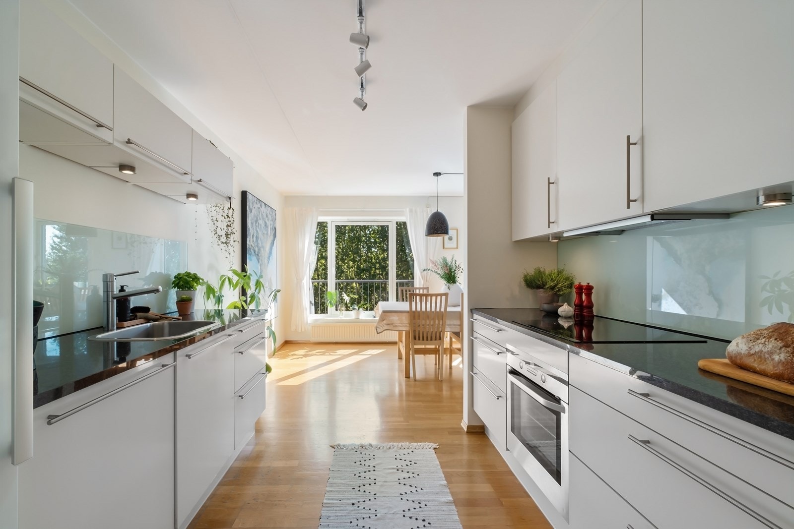 God skap-/benkeplass i tilknytning til spisestuedelen Galleribilde