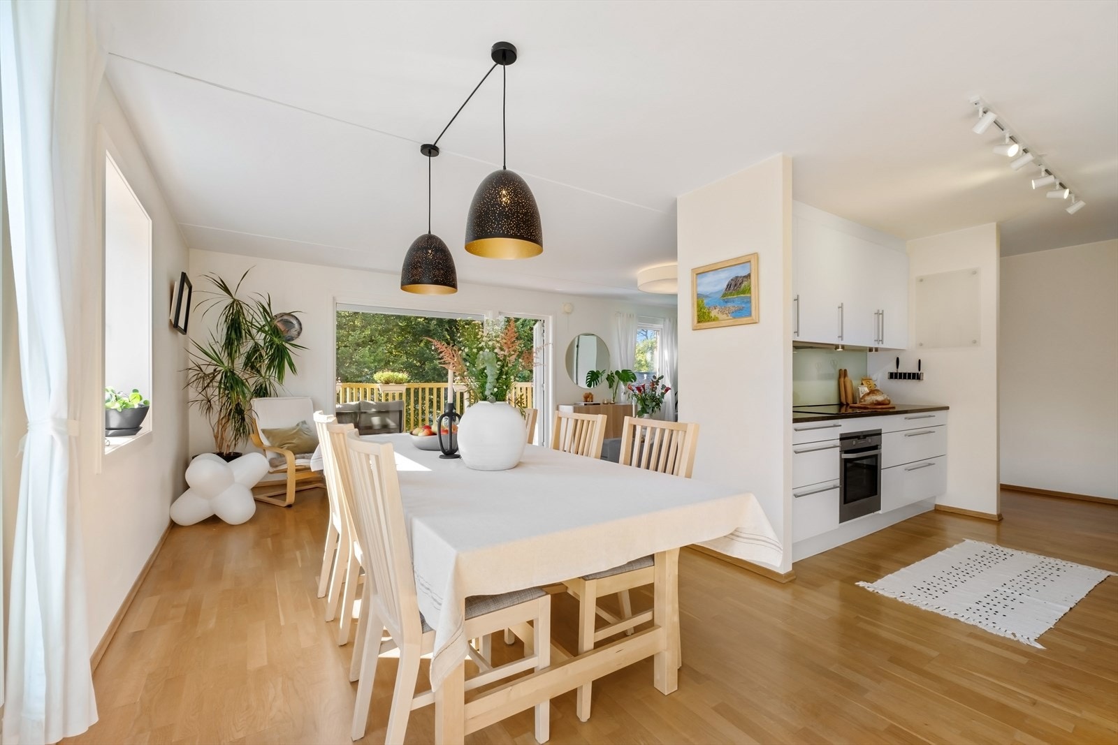 Meget god spiseplass i stuen med praktisk tilknytning til kjøkkenet Galleribilde