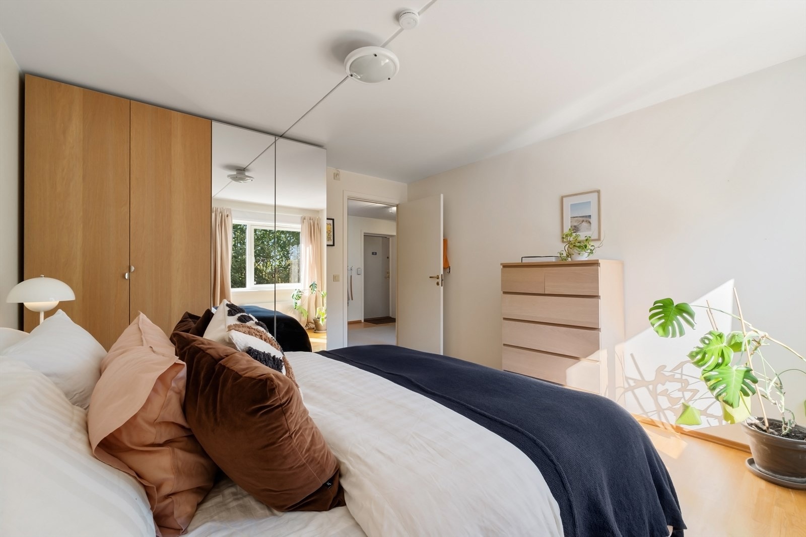 Fra hovedsoverommet med god skapplass Galleribilde