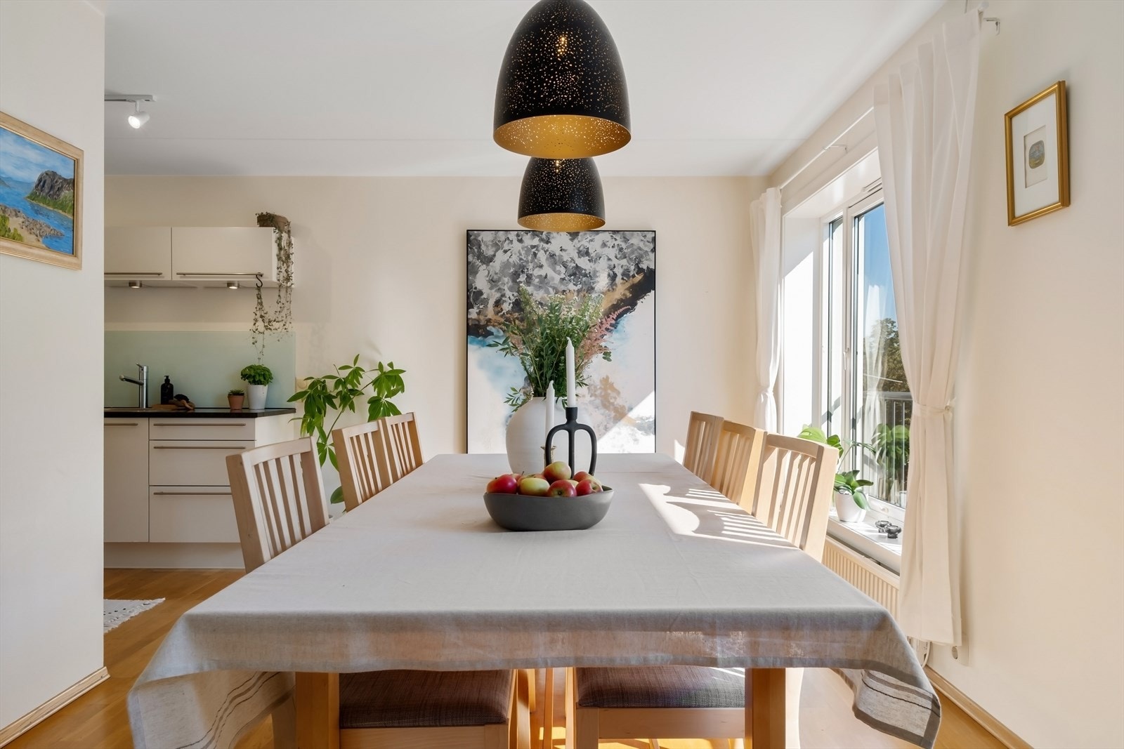 Fra spisestuedelen med franskbalkong på høyre side Galleribilde