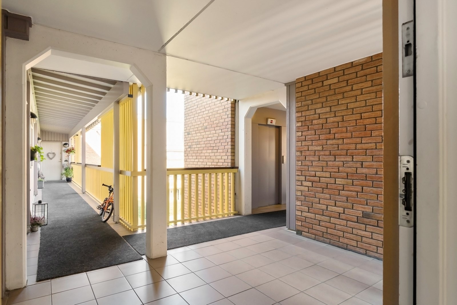 Fint inngangsparti/svalgang. Kort vei til heisen. Praktisk bod rett ved heisen. Direkte adkomst fra svalgangen og inn til leiligheten Galleribilde