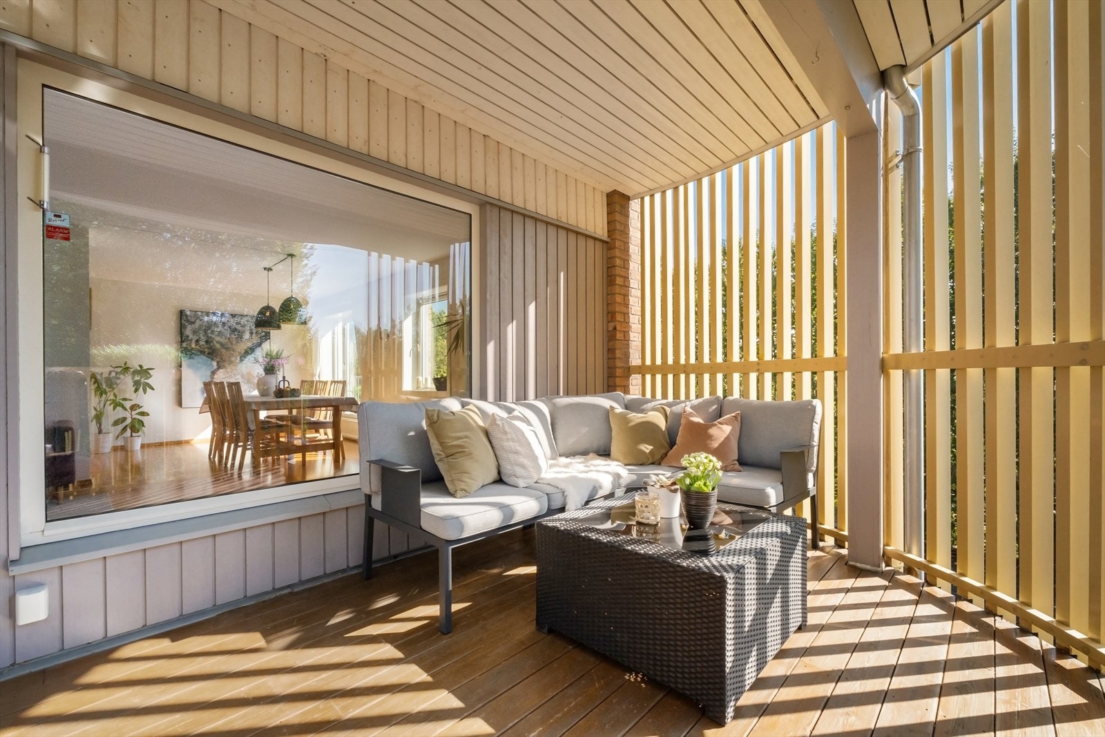 Fra terrassen med god plass til sittegruppe/spiseplass og grill Galleribilde