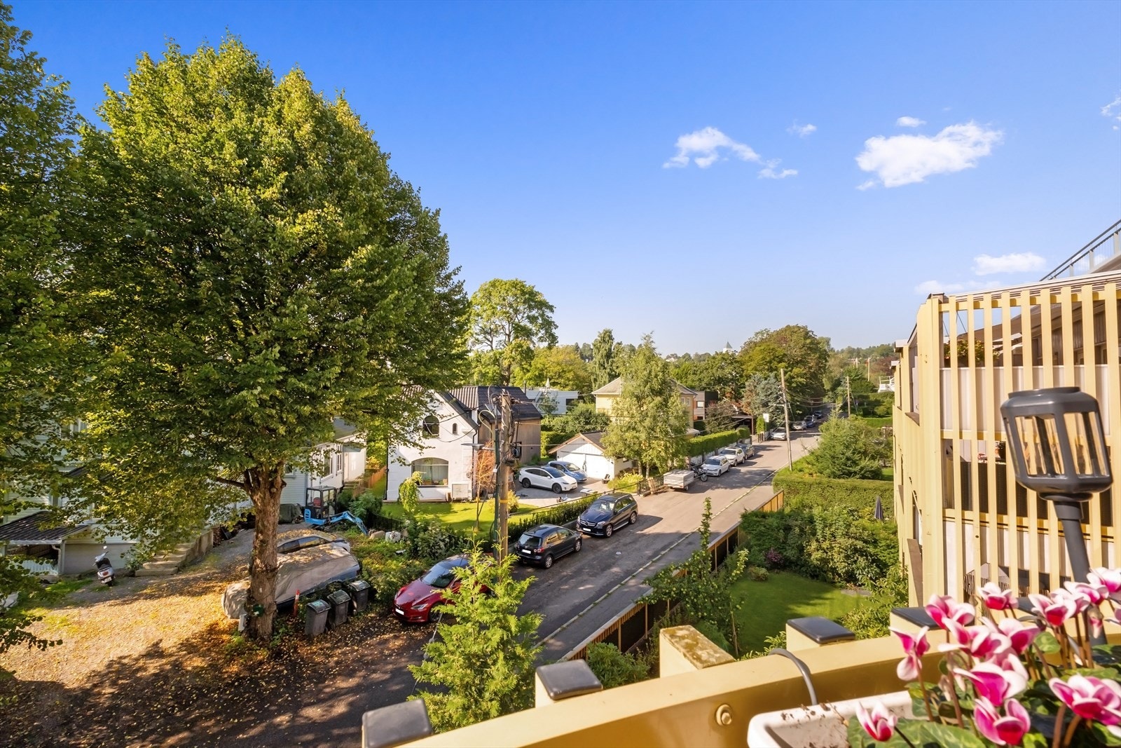 Hyggelig utsikt fra terrassen mot eneboligområdet Galleribilde