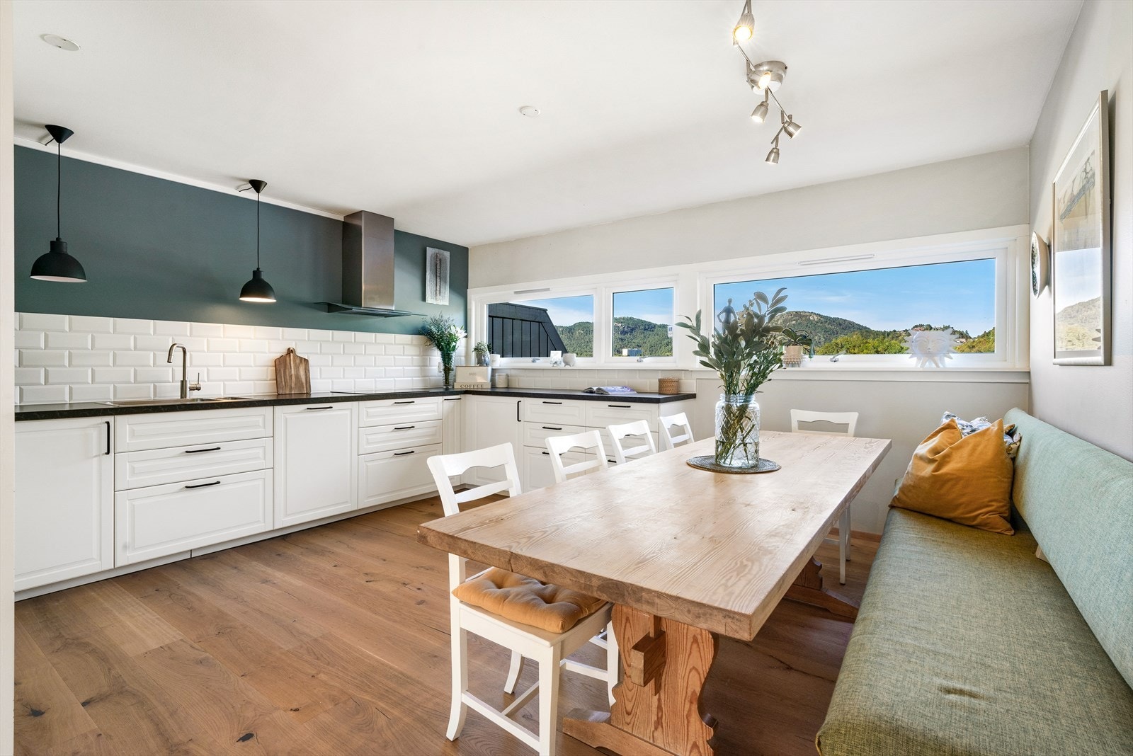 - Nydelig kjøkken og svært god plass til spisebord - Galleribilde