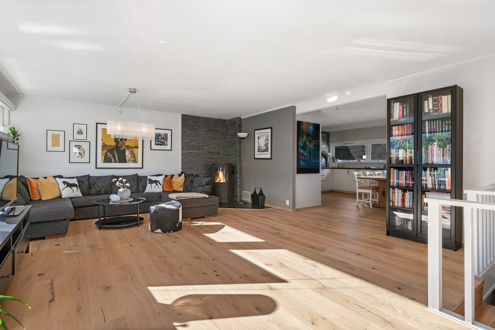 - Merk den flotte peisen som både sørger for behagelig temperatur og koselig stemning - Galleribilde