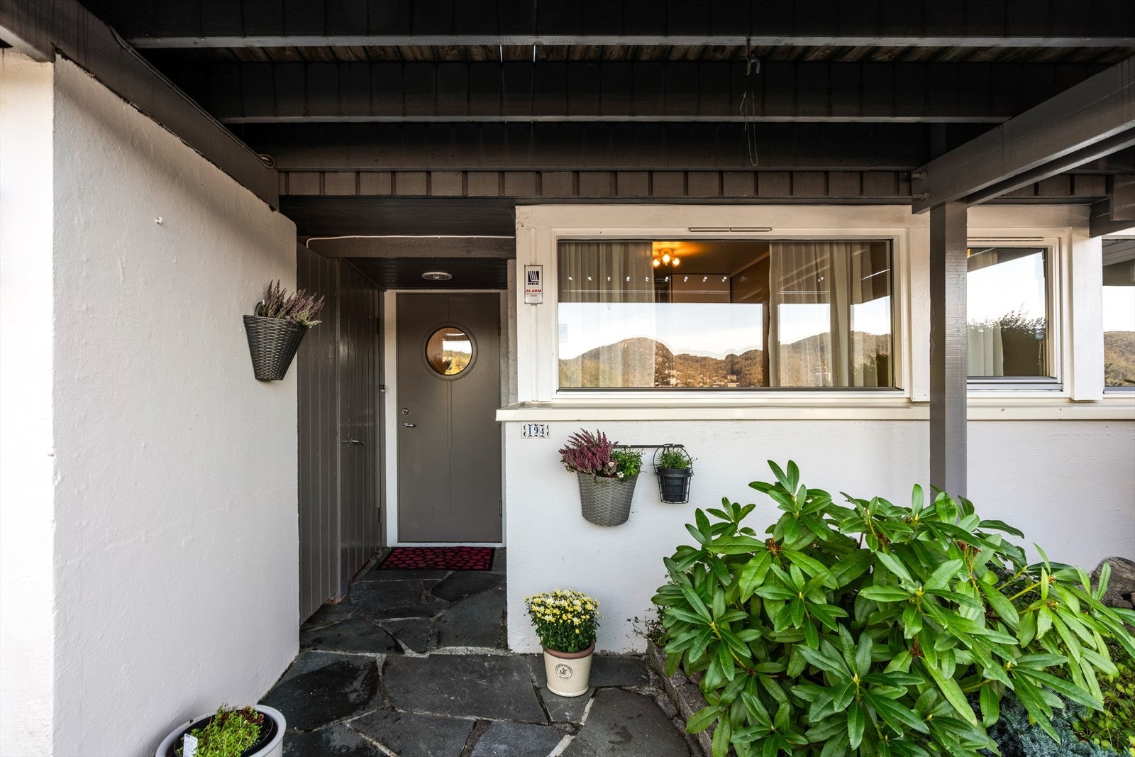 - Boligen har også to utvendige boder (på venstre side) - Galleribilde