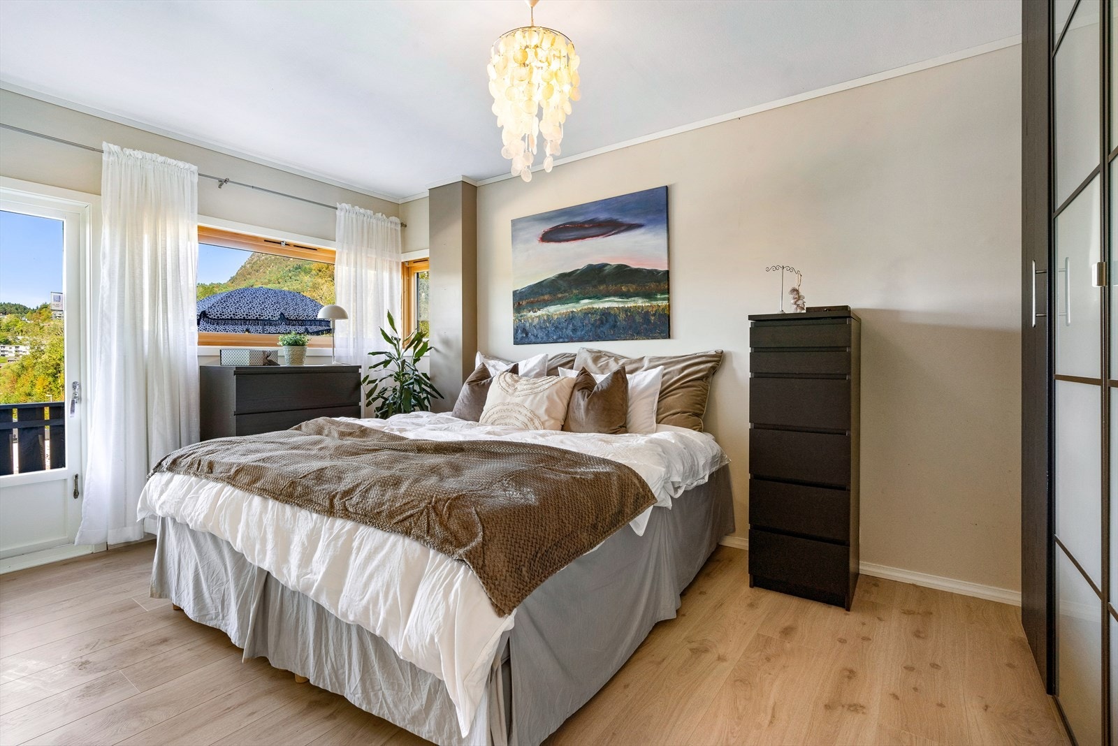 - Boligens første soverom finner vi i 2.etasje - Galleribilde