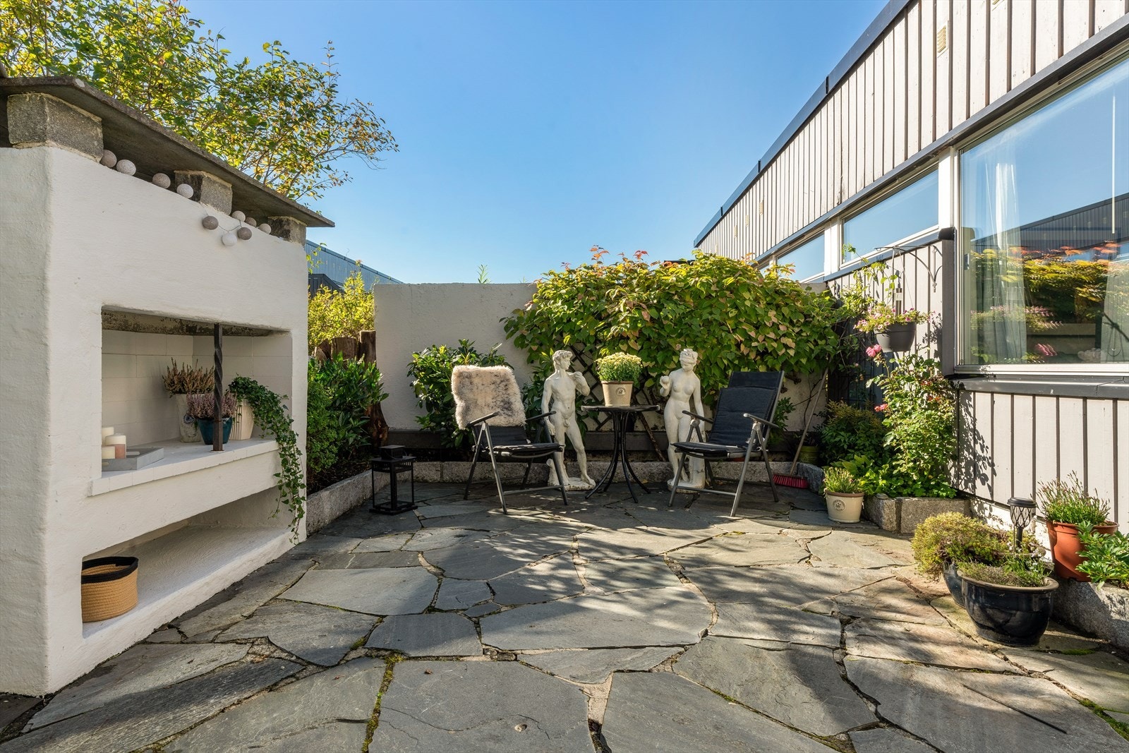 - Leveggene sørger for vindskjerming og det blir meget godt og behagelig. Luksus - Galleribilde