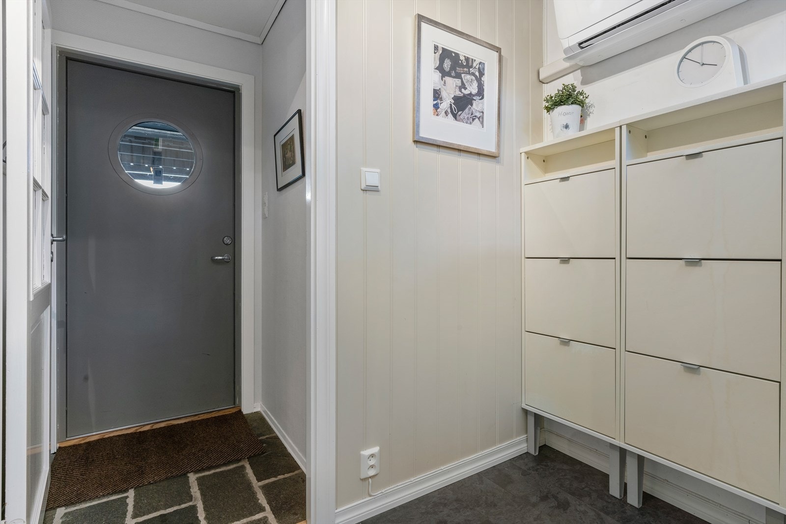 - Velkommen inn i en lys og innbydende entré - Galleribilde