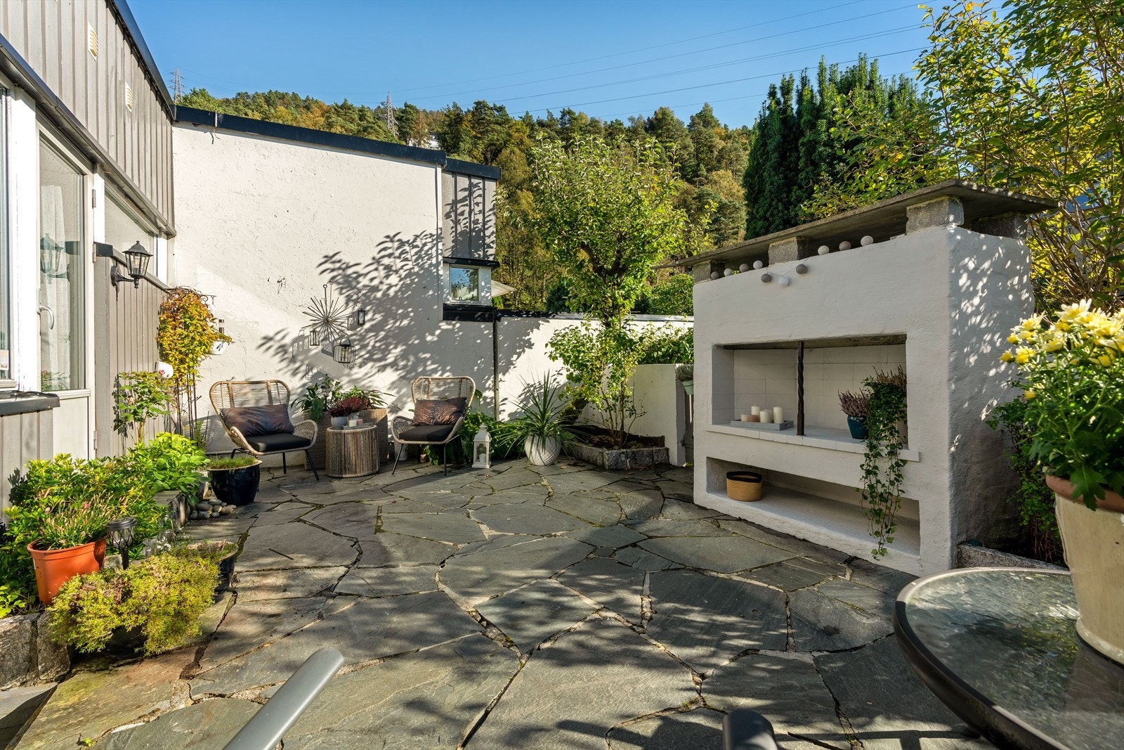 - Fra stuen har du utgang til en herlig uteplass, samt liten hagedel bak - Galleribilde