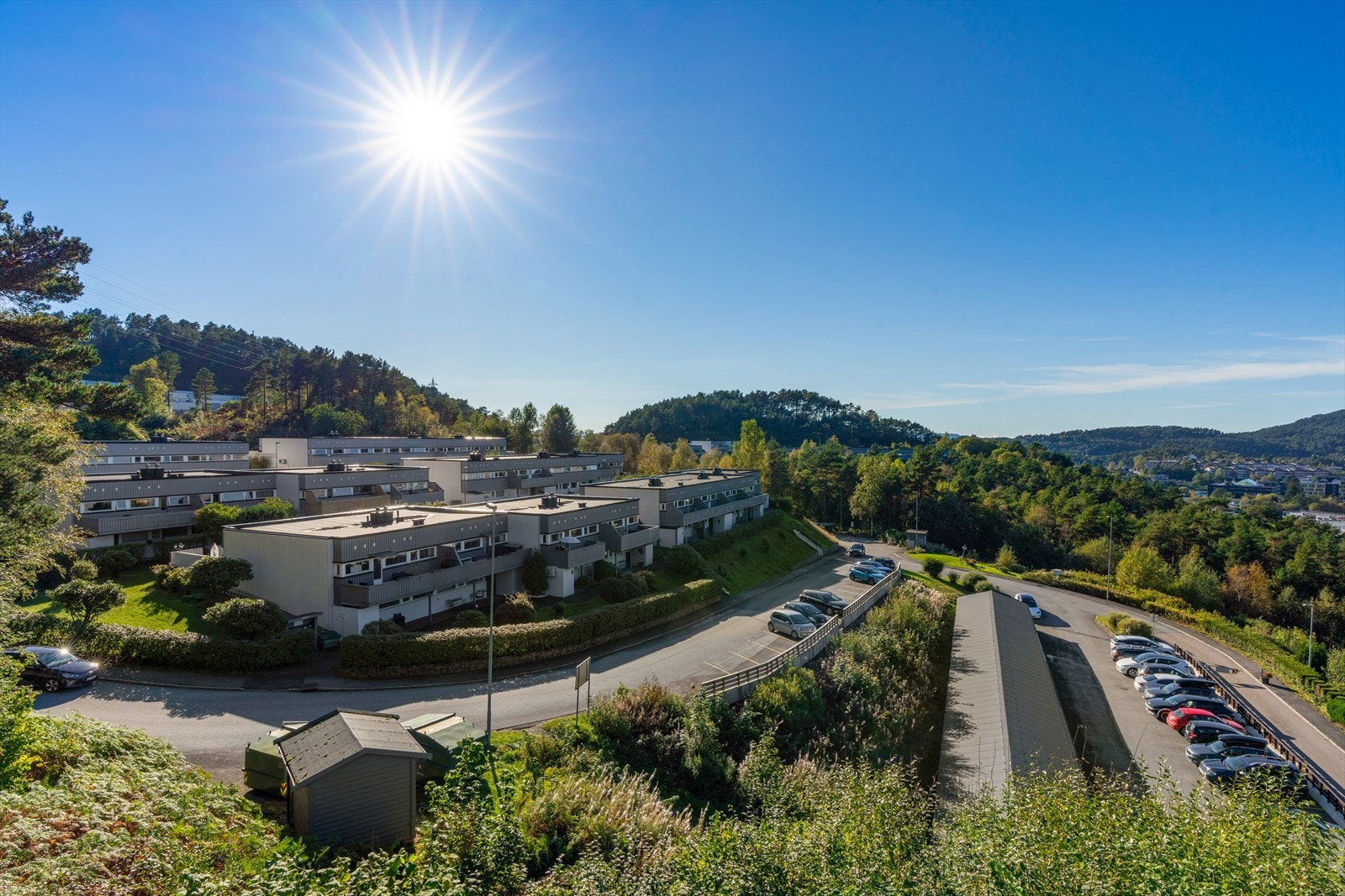 - Lekeplass litt lengre bort i gaten sørger for gode oppvekstsvilkår. Kombinert med kort vei til barnehager og skoler er dette et nydelig sted å vokse opp - Galleribilde