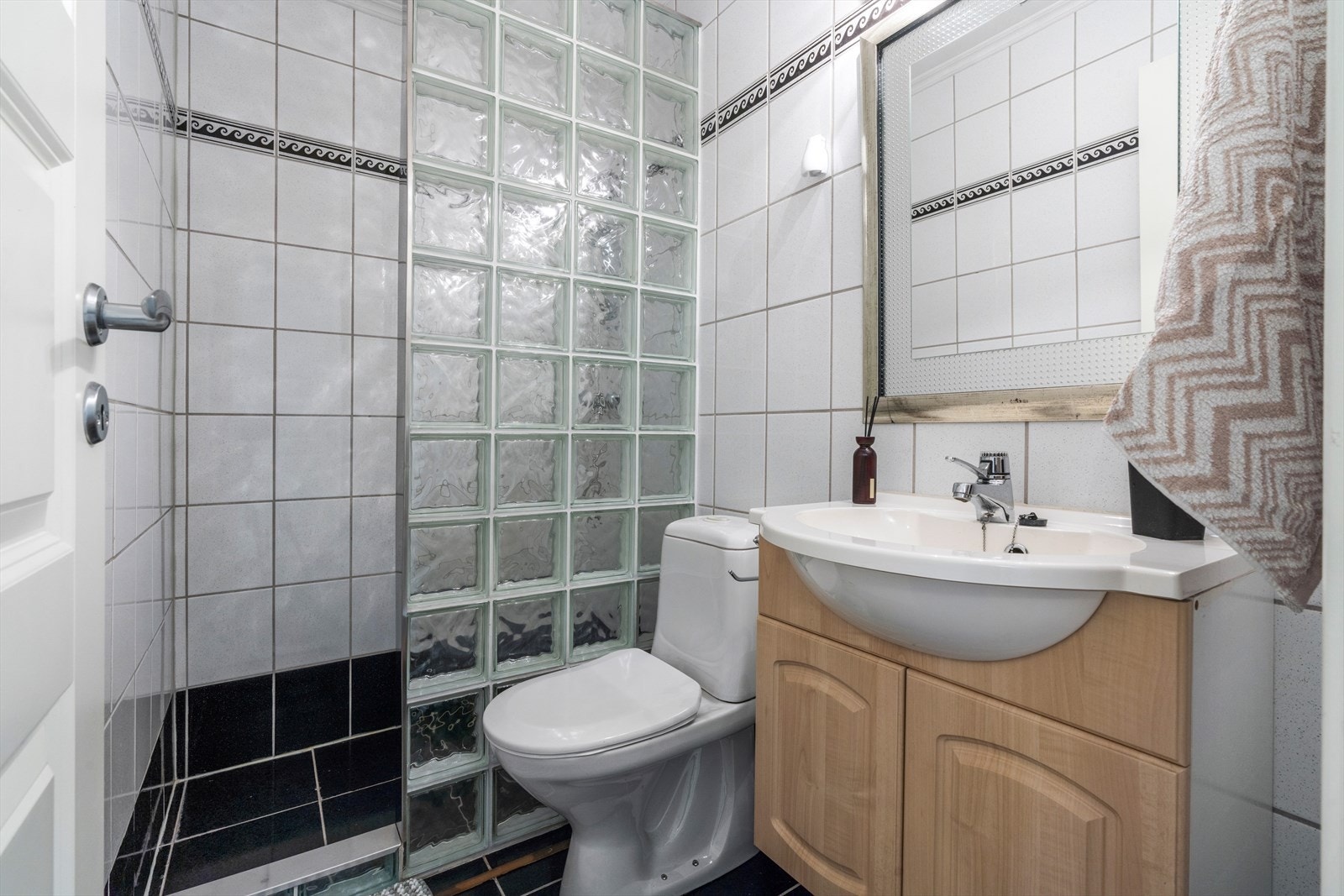 - Boligens første bad. Begge ble pusset opp i ca. 2003 - Galleribilde