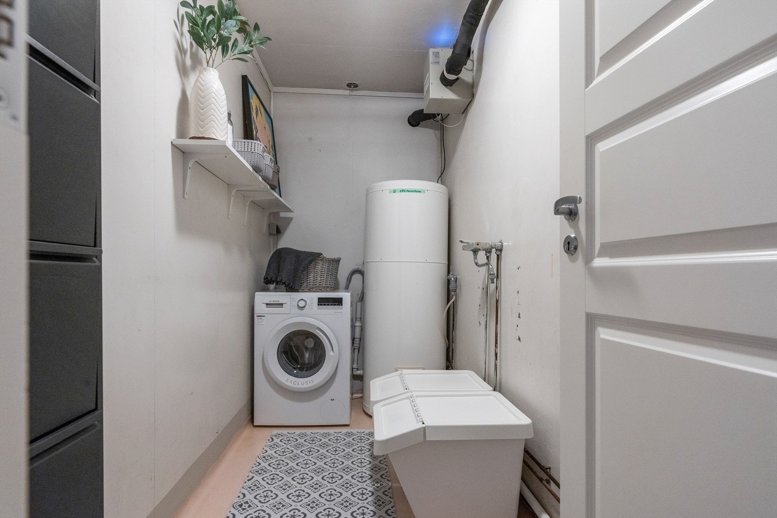 - I tilknytning til baderommet har du et svært praktisk vaskerom - Galleribilde