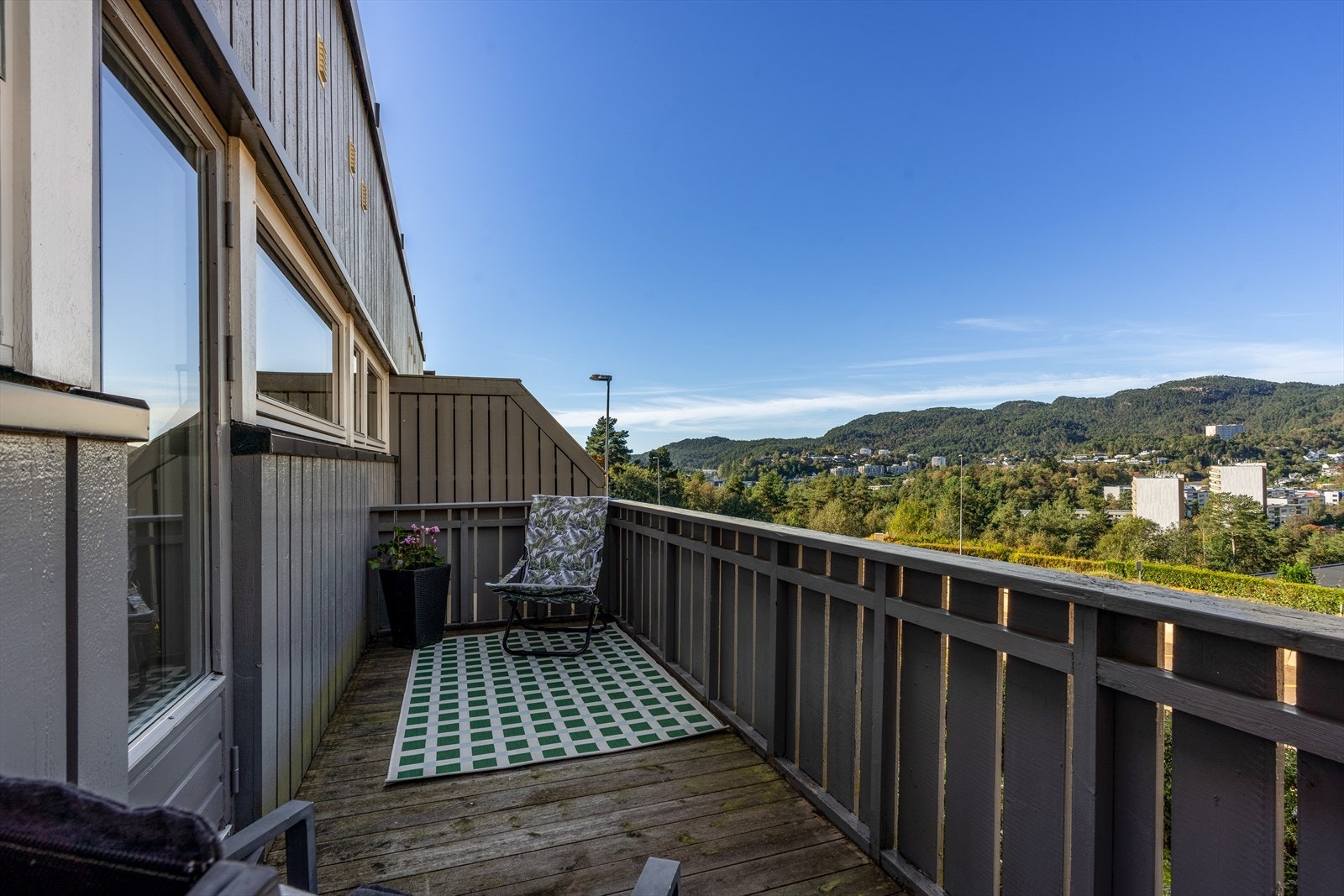 - Her kan du nyte solen fra ca. 19:00 til solnedgang midtsommers - Galleribilde