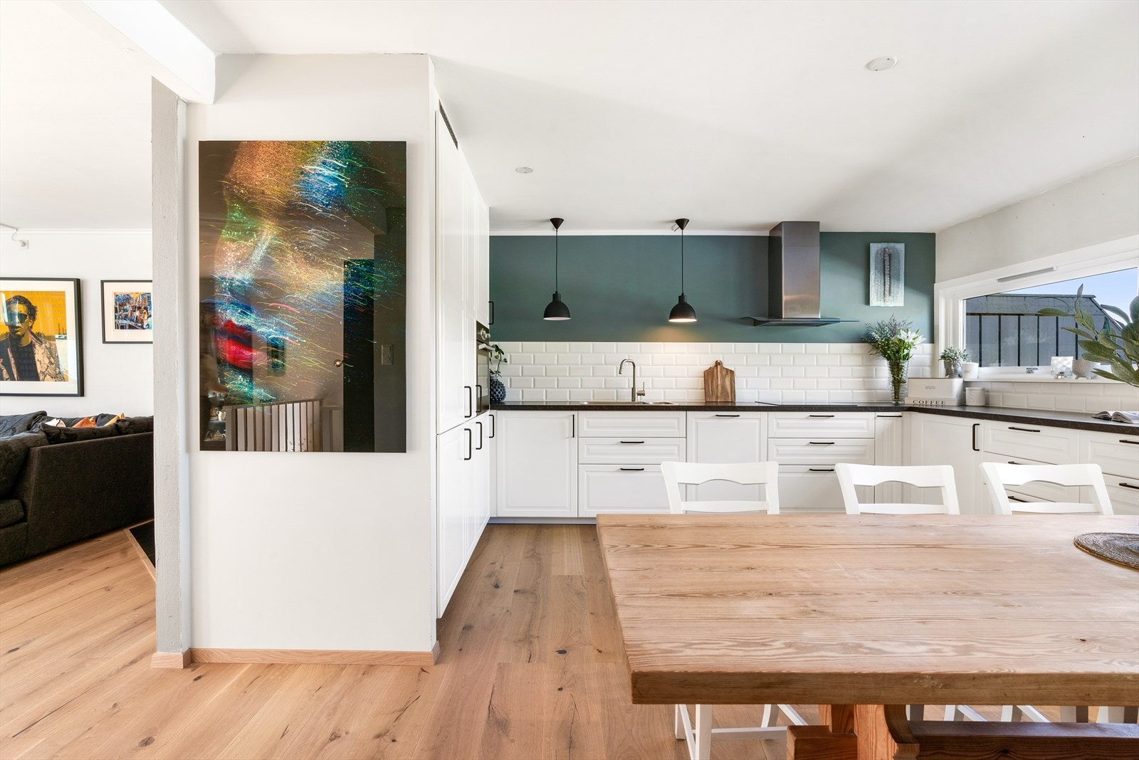 - Rikelig med skap- og benkeplass, her har husets kokk nydelige arbeidsforhold - Galleribilde