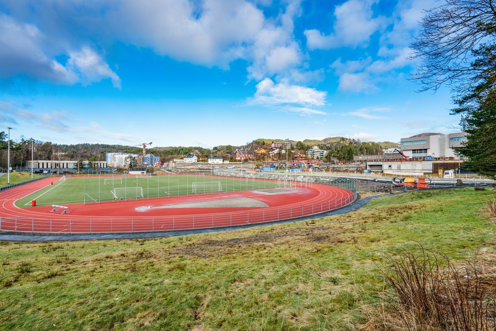 - Dersom man ønsker å ta treningsøkten utendørs er Fyllingsdalen stadion et perfekt alternativ - Galleribilde