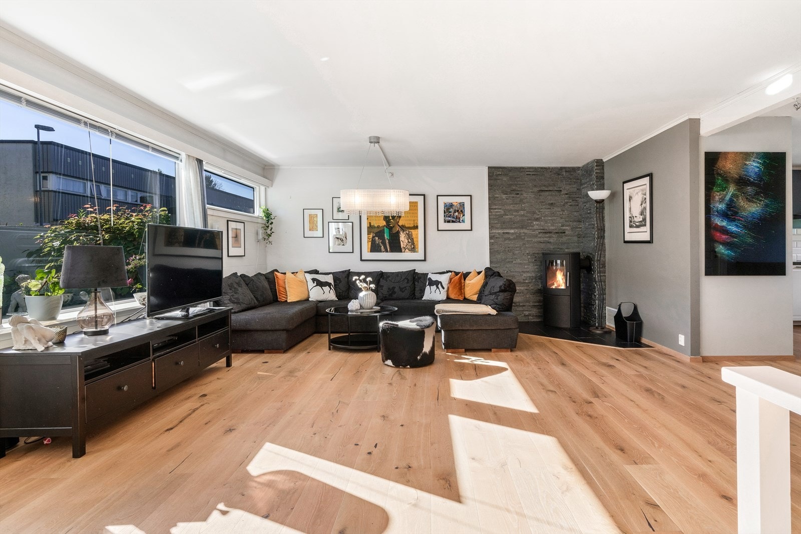 - Stue/kjøkken måler hele 38,2 m² med gjennomgående dagslys - Galleribilde