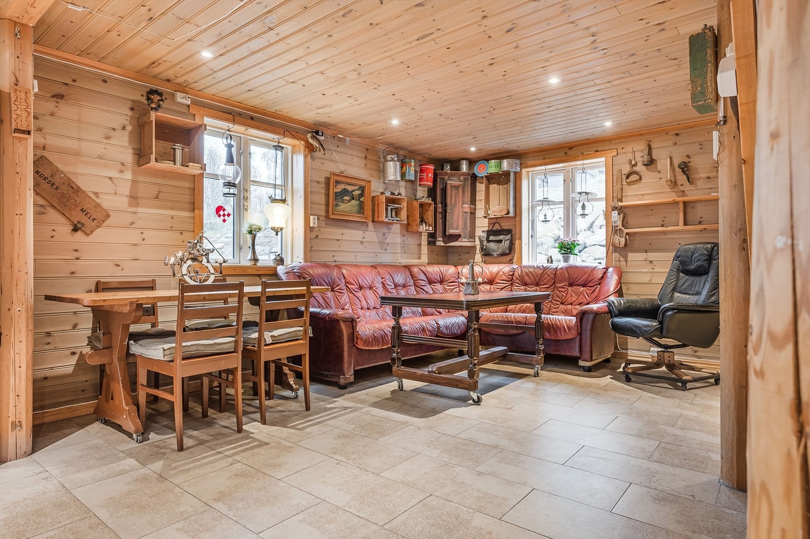 Stuen er det naturlige oppholdsrommet i boligen, og har plass til både sofagruppe og spisebord. Galleribilde