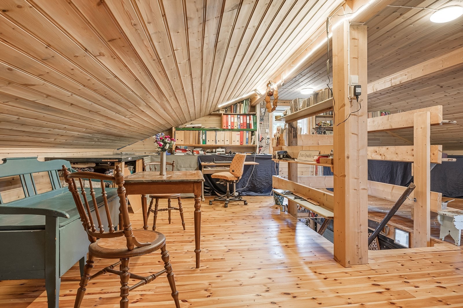 I stuen er det god plass til flere ulike sittegrupper og kontorplass. Galleribilde