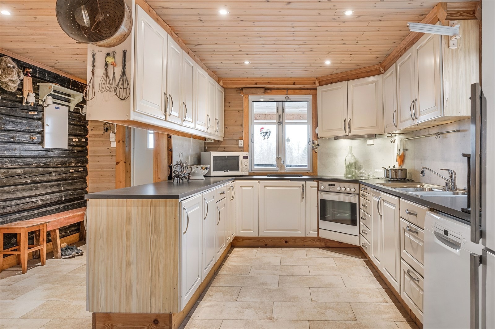 Kjøkkenet ligger i en fin delvis åpen løsning med stuen, adskilt og samtidig åpent og sosialt. Galleribilde