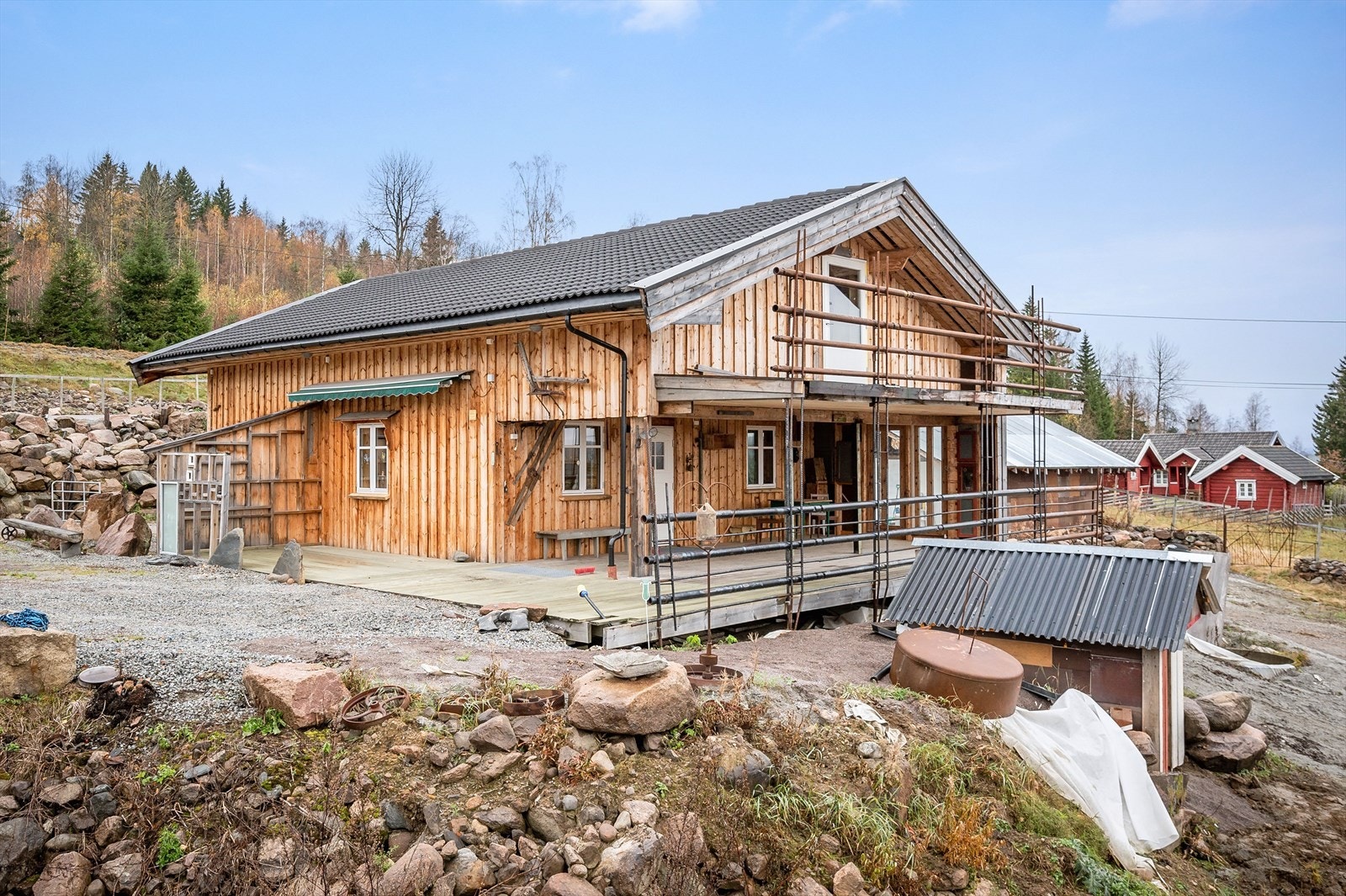 Eneboligen er å regne som ny i 2015, da alle yttervegger, takkonstruksjon og støpt gulv er fra 2015. Det eneste som står igjen fra opprinnelig bygg er enkelte innervegger i laftet tømmer. Galleribilde