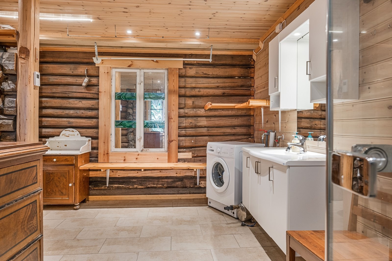 Boligen har et stort og særegent baderom. Baderommet har flislagt gulv med vannbåren gulvvarme, downlights i himlingen og elektrisk baderomsvifte. Galleribilde