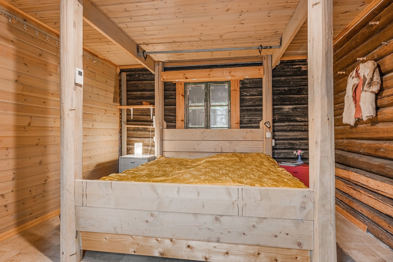 Boligen har et koselig soverom som er utstyrt med en plassbygget dobbeltseng. Galleribilde