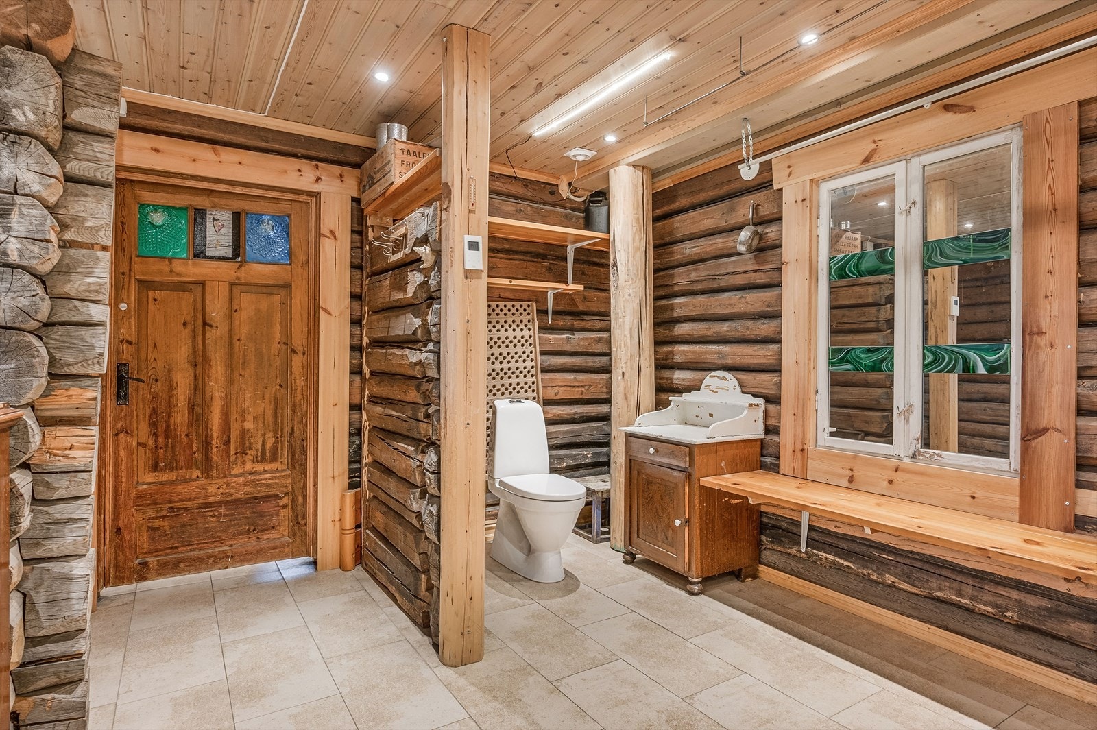 Gulvstående toalett i egen nisje. Galleribilde