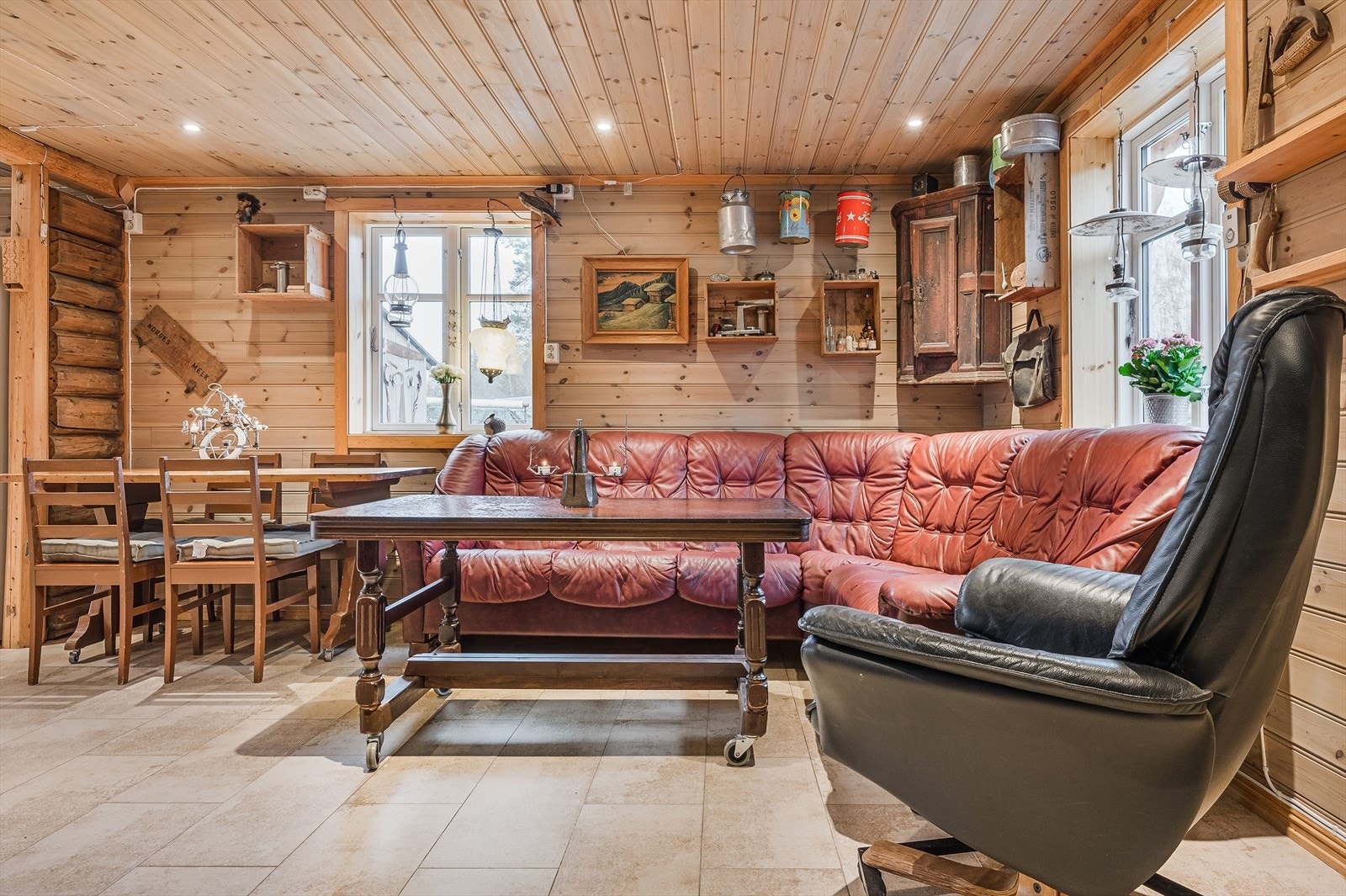 Stuen har vindusflater mot to ulike himmelretninger som sørger for et fint lysinnslipp. Galleribilde