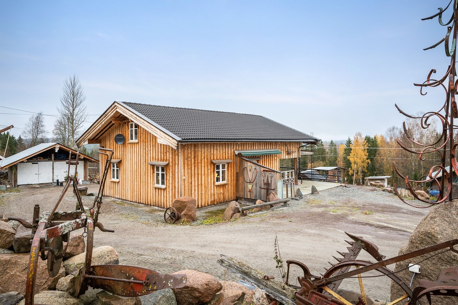 Velkommen til småbruket Bjørnstad! Et særegent småbruk på på ca. 8 mål hvorav ca. 3,7 mål består av fulldyrka jord. Galleribilde