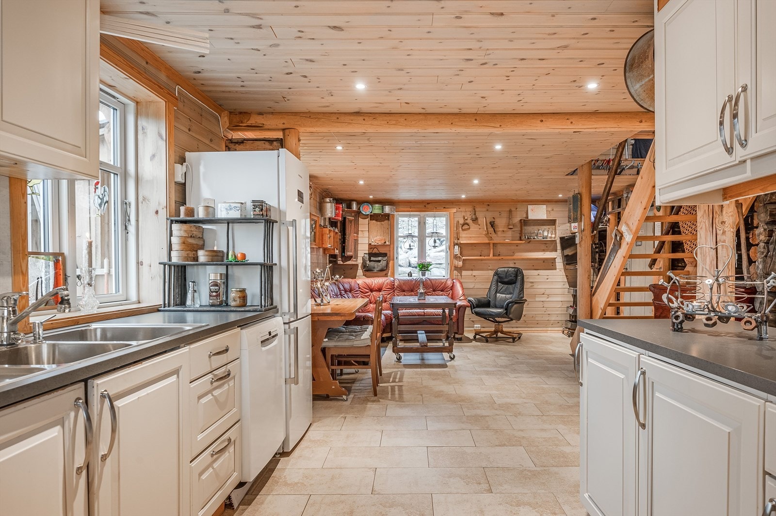 God standard med fliser på gulv, vannbåren gulvvarme, overflater med panel og downlights i himlingen. Galleribilde