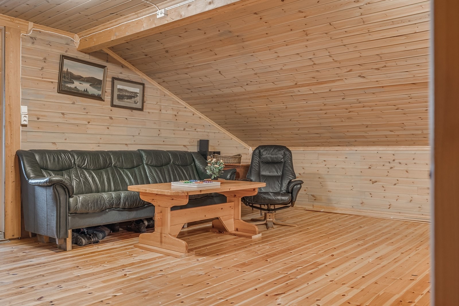 Stuen har lakkerte tregulv og overflater med panel. Galleribilde