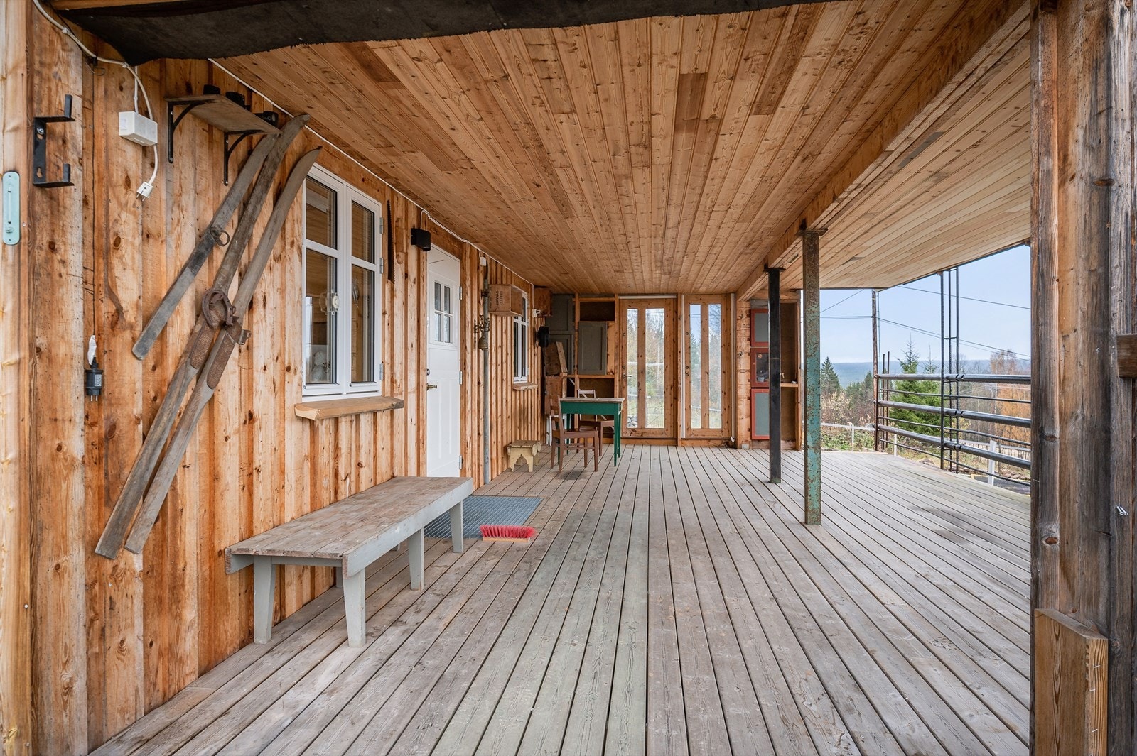 Terrassen har impregnerte terrassebord på gulv og god plass til ulike sittegrupper etter eget ønske og behov. Galleribilde