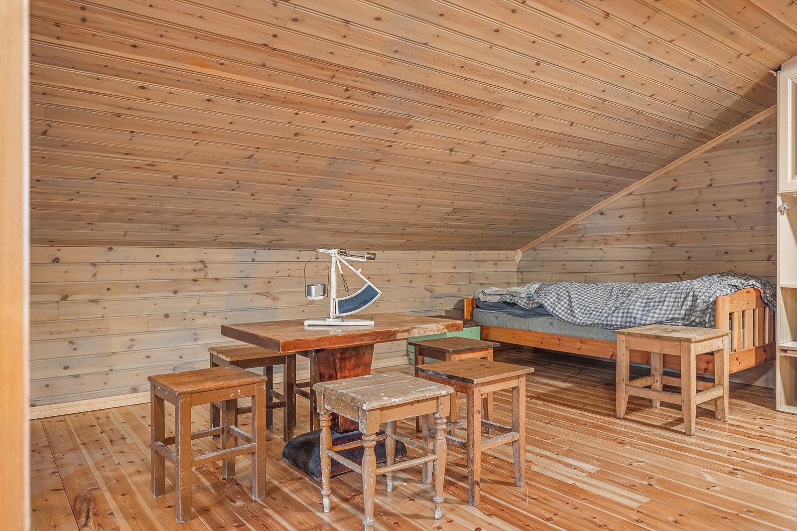 Selger har også innredet med en sengeplass i loftstuen. Galleribilde