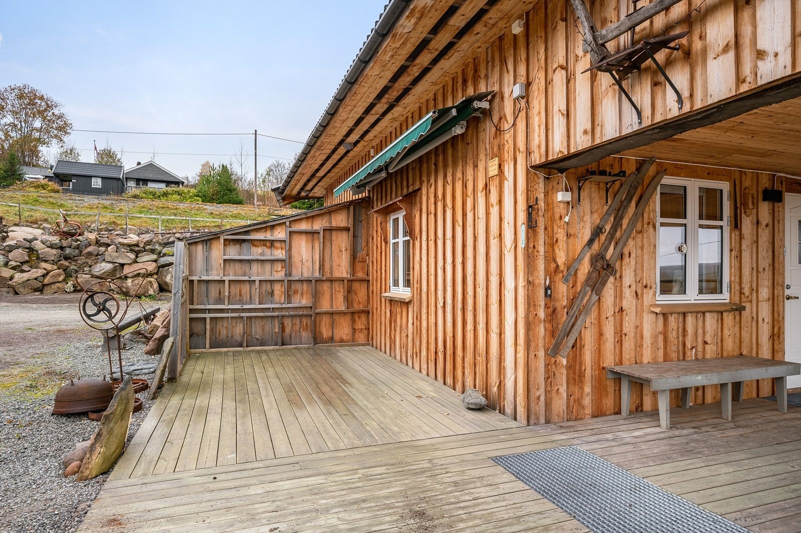 Boligen har adkomst via en stor og delvis overbygget terrasse på ca. 70m². Galleribilde
