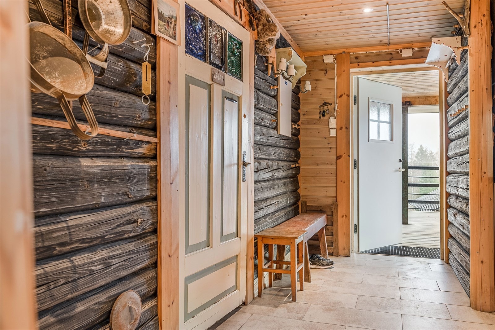 Når du entrer boligen får umiddelbart et positivt inntrykk av den koselige boligen med sitt unike særpreg. Galleribilde