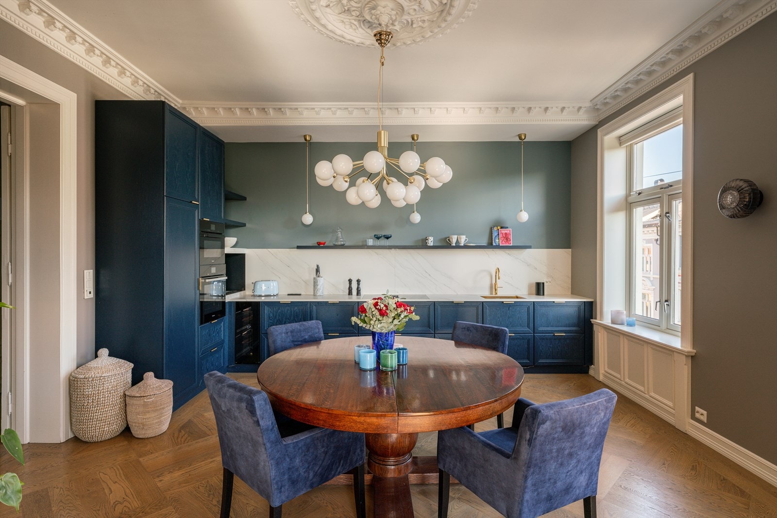 Benkeplater og backsplash i komposittstein. Ellers består denne kjøkkenet av vinskap, oppbevaring, oppvaskmaskin, mikrobølgeovn og ovn. Galleribilde