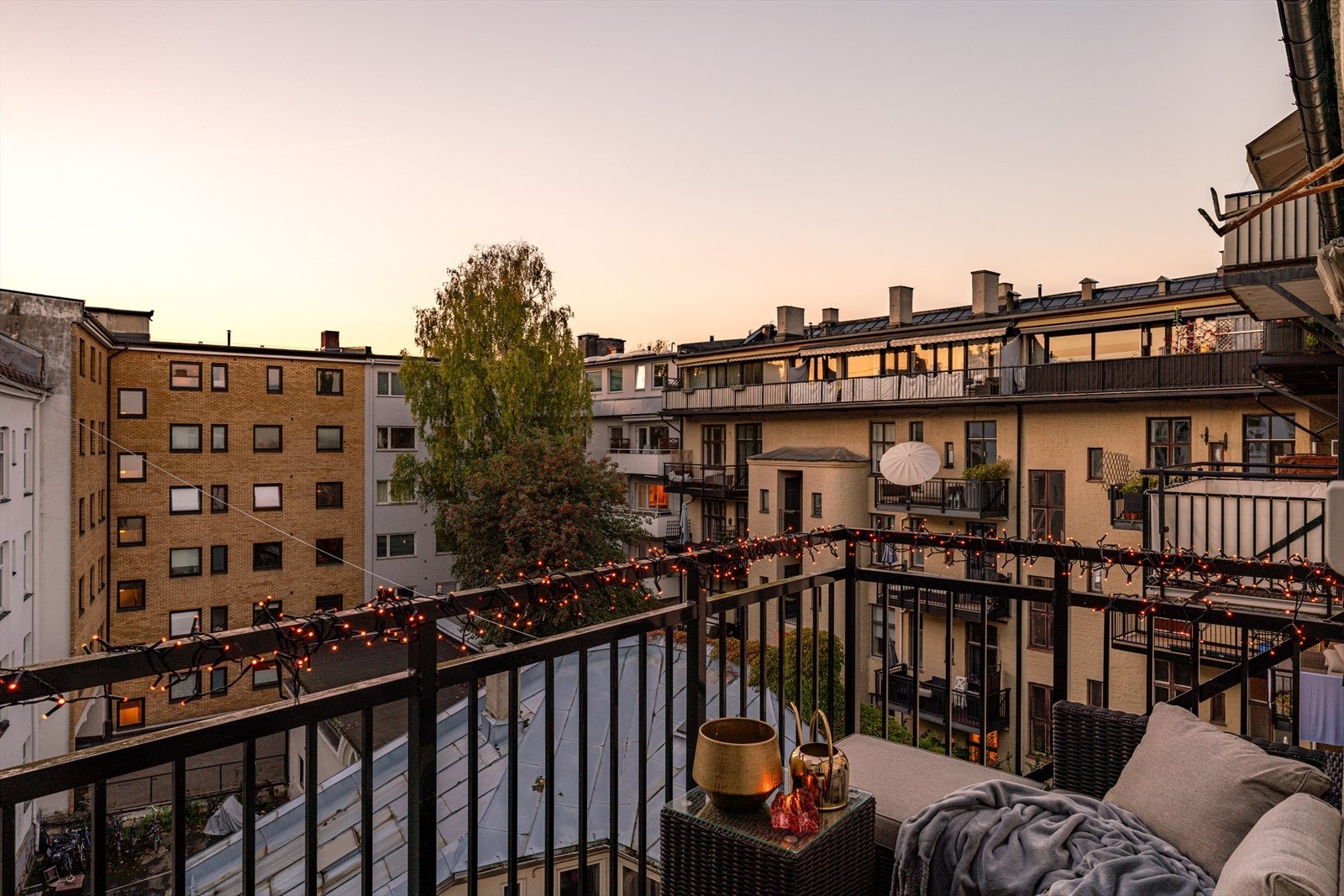 Balkongen ligger skjermet mot indre bakgård Galleribilde