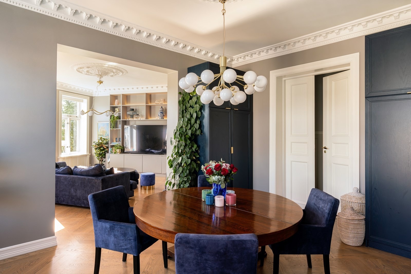 God plass til et spisebord som gjør at også kjøkkenet blir et naturlig oppholdsrom. Galleribilde